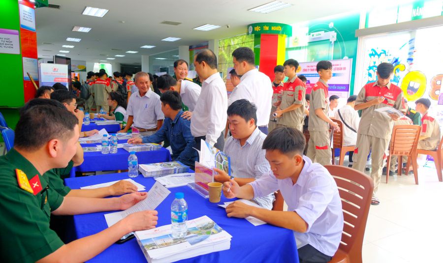 2025년 4분기 건설 산업 취업 박람회에서 기회를 찾는 학생과 노동자. 사진: 미 리