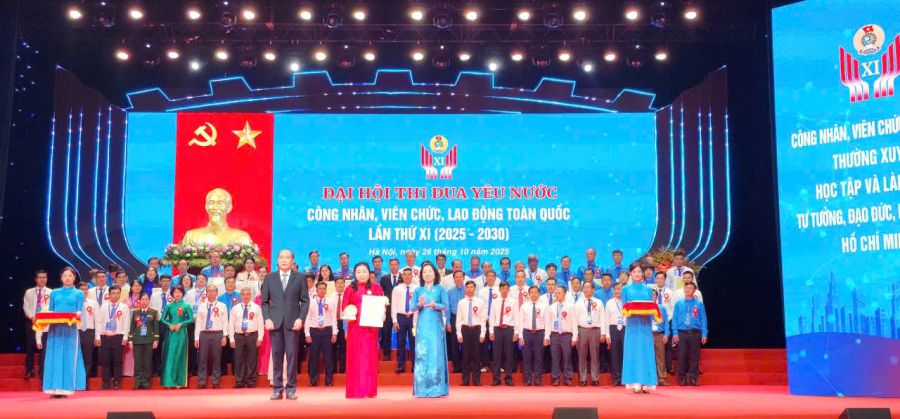 Doctor Hoang Lan Phuong - Deputy Director, Chairman of the Trade Union of Song Ma Regional General Hospital - was honored at the 11th National Patriotic Emulation Congress for Workers, Civil Servants, and Laborers (2025-2030 period). Photo: NVCC