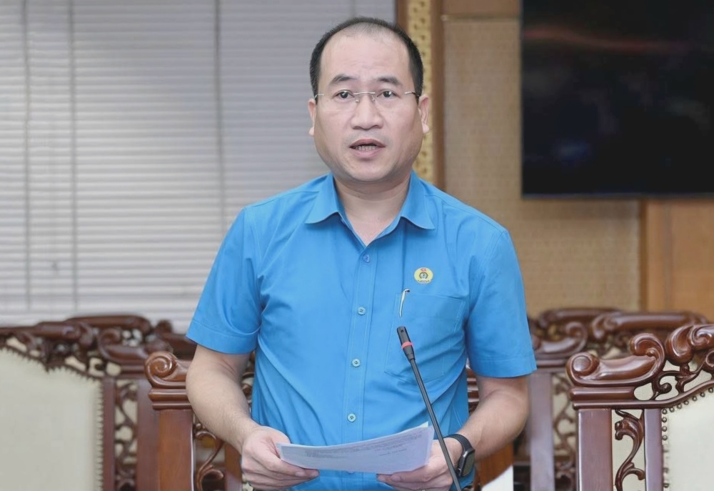 Chu tich LDLD tinh Ha Tinh - Nguyen The Hoan bao cao tinh hinh tai buoi lam viec. Anh: Cong doan Ha Tinh