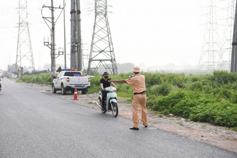 CSGT部隊が工業団地近くの道路で交通整理、交通処理の任務を遂行しています。写真:Van Truong