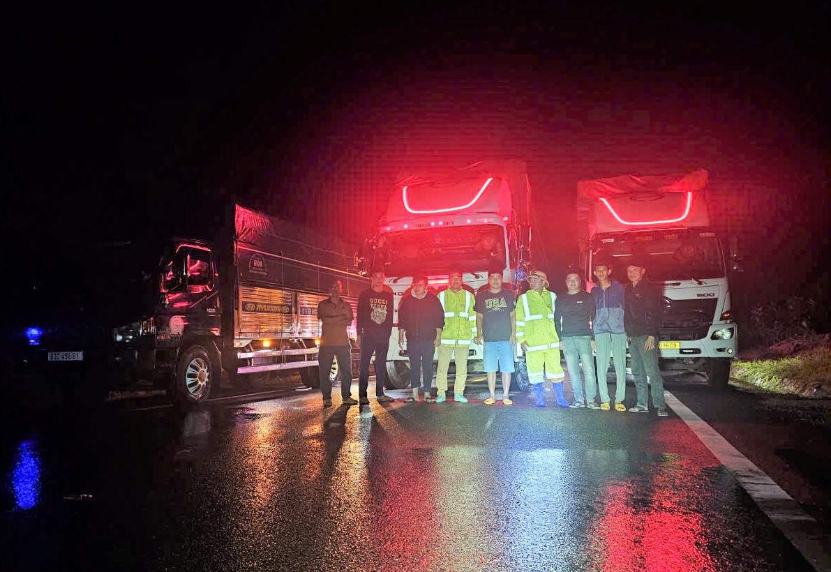 Apres plusieurs jours d'isolement a cause des glissements de terrain isoles sur le col de Khanh Le 11 personnes ont ete secourues en toute securite par les forces de l'ordre. Photo : Fournie par la police