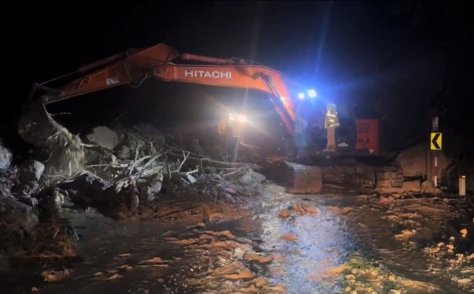 Hien tai cong tac giai phong hien truong khac phuc sat lo tren deo Khanh Le dang duoc cac luc luong no luc khong ngung nghi. Anh: Cong an cung cap