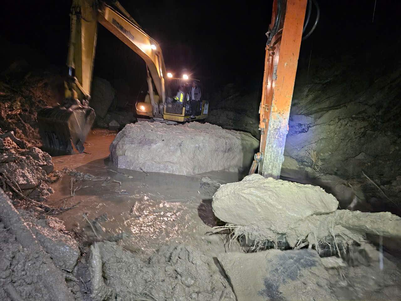 Cac luc luong cuu ho tinh Lam Dong mo duong giai cuu 11 nguoi mac ket nhieu ngay tren deo Khanh Le. Anh: Cong an cung cap