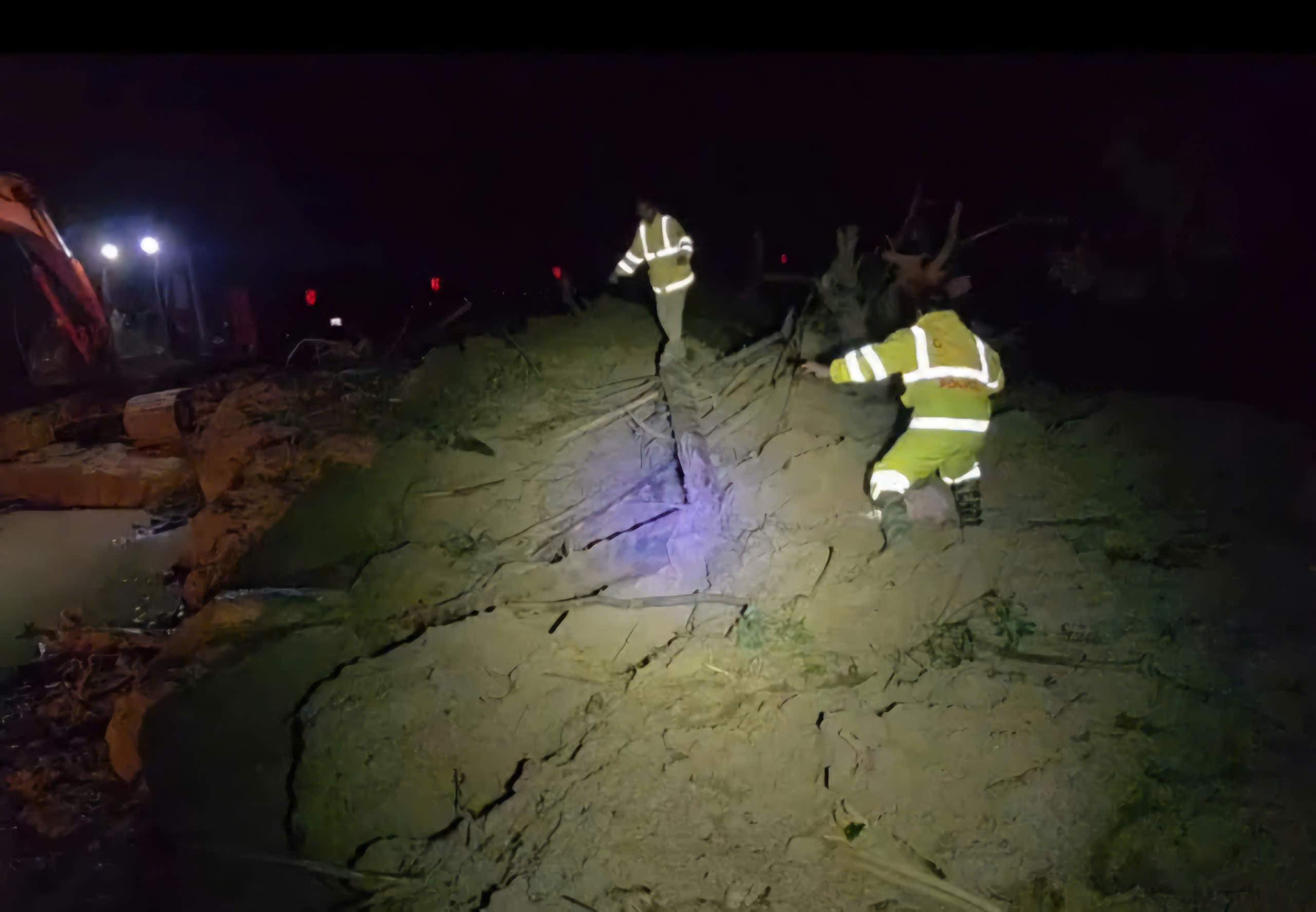 Dat da sat lo vui lap duong voi nhieu doan keo dai, sinh lay khien cong tac cuu ho gap nhieu kho khan. Anh: Cong an cung cap