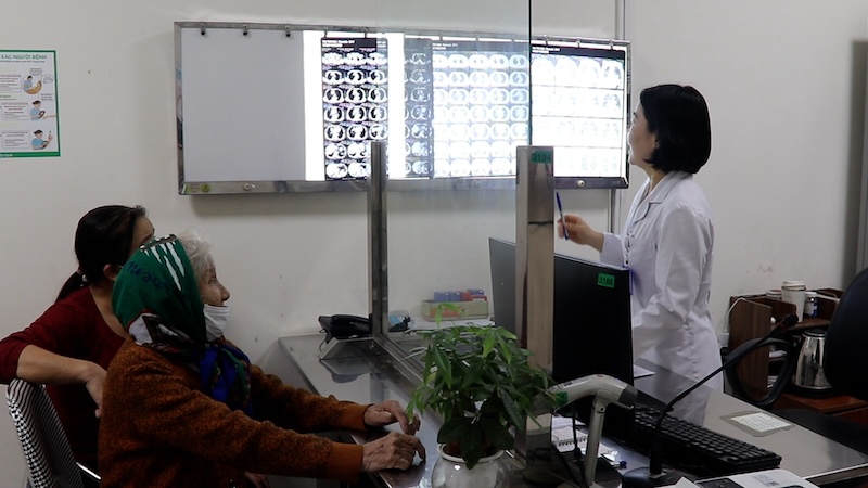 Influenza A and respiratory diseases increase rapidly when the weather is cold. Photo: My Linh