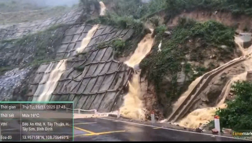 폭우로 인해 안케 고개의 여러 위치에서 산사태 위험이 높습니다. 사진: Thanh Tuan