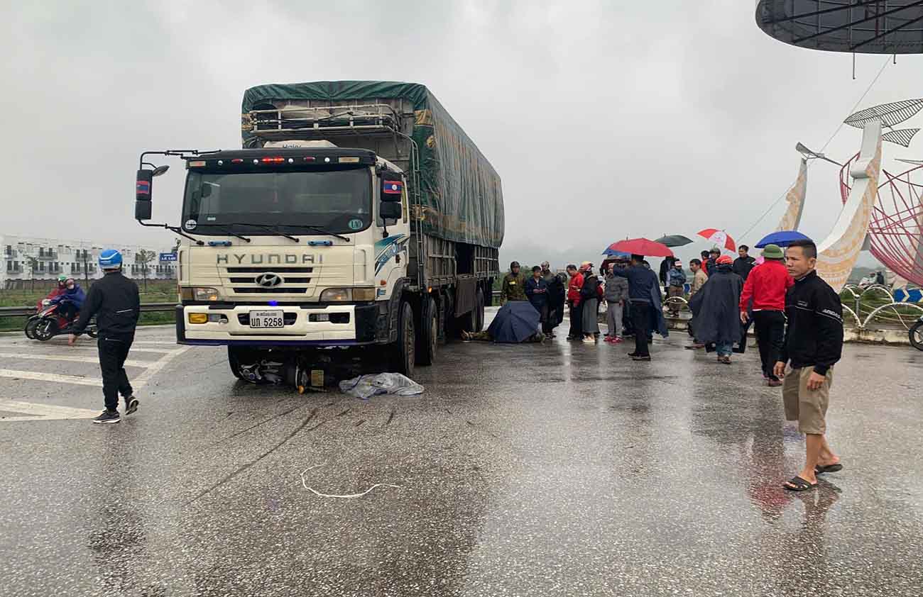 The scene of the accident where the two men and the motorbike were caught under the truck. Photo: Huong Son.