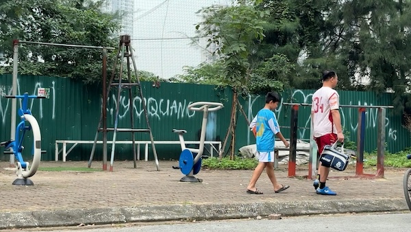Les habitants du quartier de Kien Hung sont heureux que le projet de parc culturel - de divertissement et de sport de Ha Dong ait ete approuve pour investissement par le Comite populaire de la ville de Hanoï. Photo : Phuong Anh