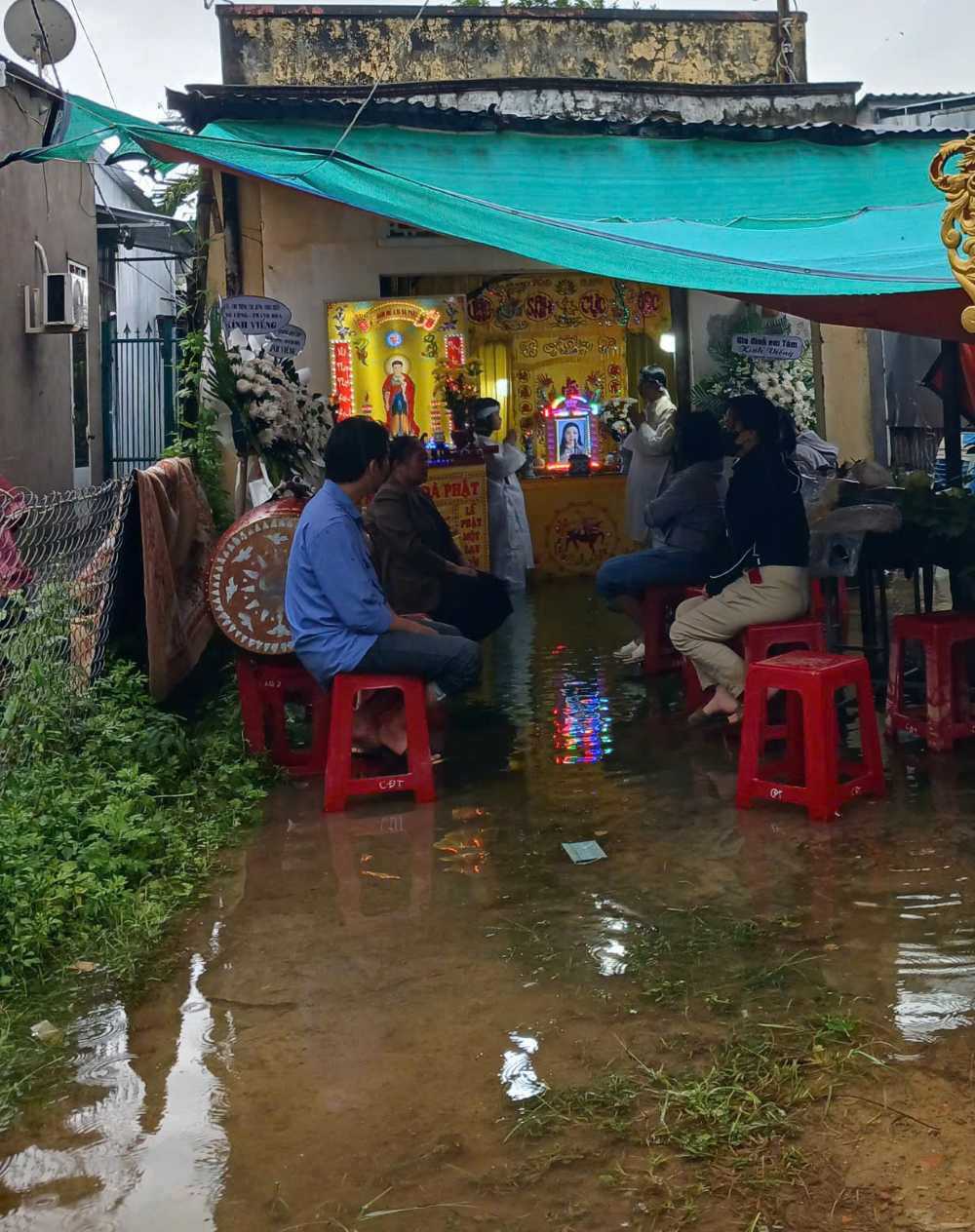 Sang ngay 19.11, Khanh Hoa mua lon khien nuoc dang cao, ngoi nha thue cua chi Thuy ngap trong nuoc. Anh: Quynh Anh