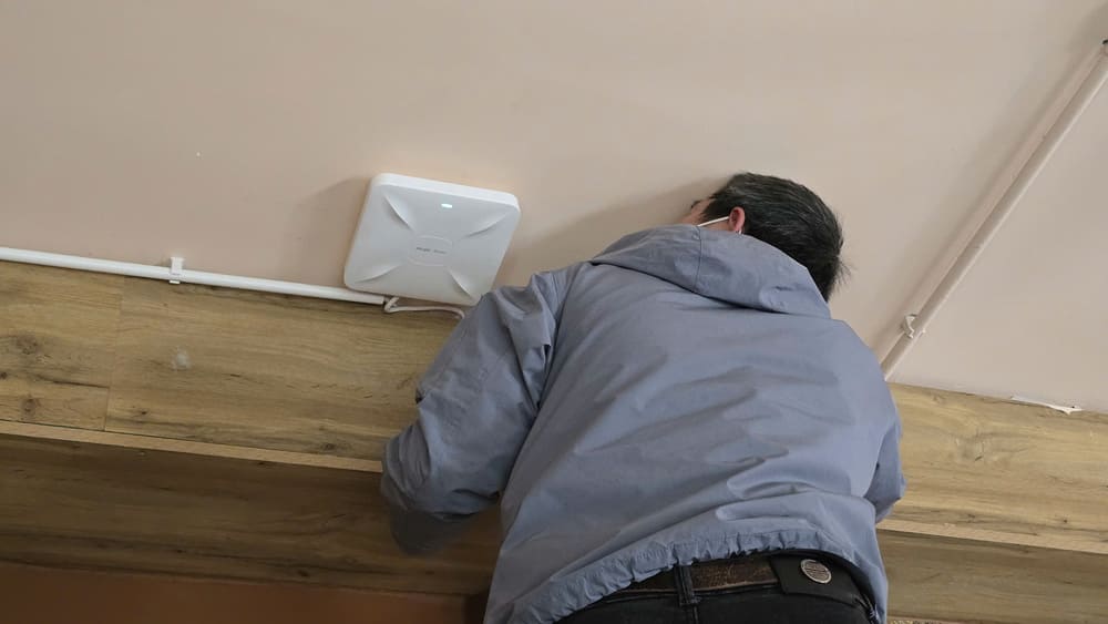 Check network devices and electronic devices regularly to ensure stable Internet transmission. Photo: Tuan Dat