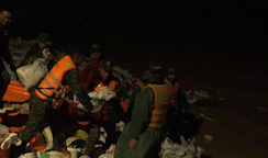 兵士たちはアンルオンとダナンの堤防を激しい洪水から守るために夜通し行進した。写真: トラン・ティ