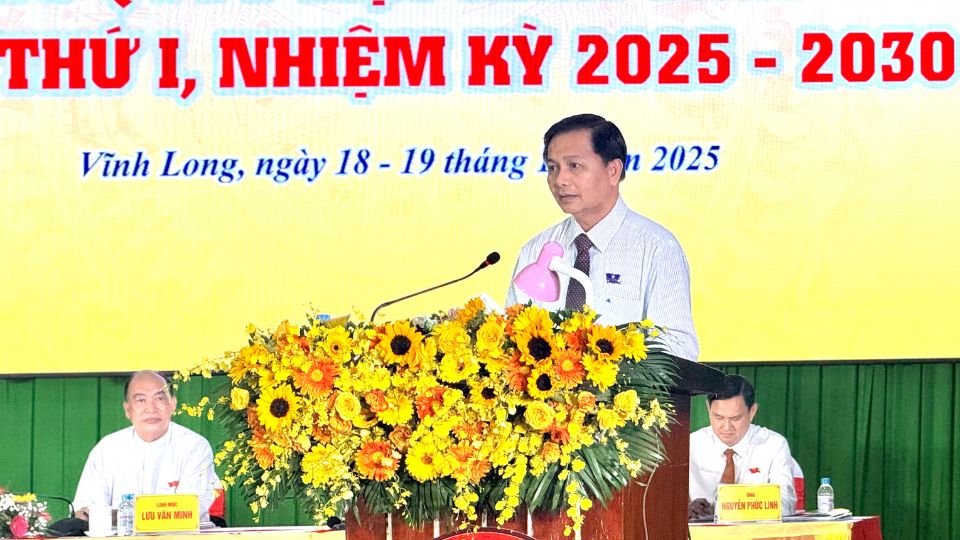 El Secretario del Comite Provincial del Partido de Vinh Long Tran Van Lau pronuncia un discurso de direccion en el I Congreso Provincial del Frente de la Patria. Foto: Hoang Loc