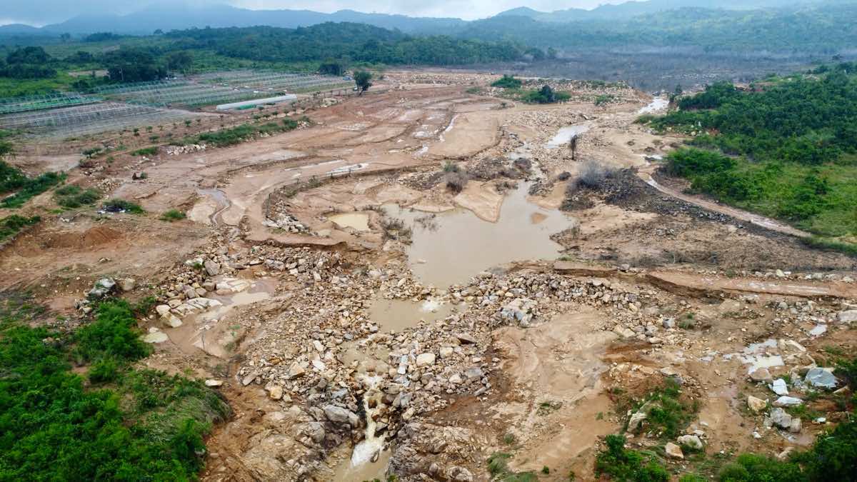 Hien truong tai du an cua Cong ty Trang trai Viet xay ra su co vo ho chua hom 1.11. Anh: Duy Tuan 