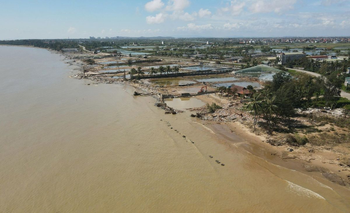 Nhieu dam nuoi tom bi tan hoang sau con bao so 10 tai xa Hoang Thanh, tinh Thanh Hoa. Anh: Quach Du