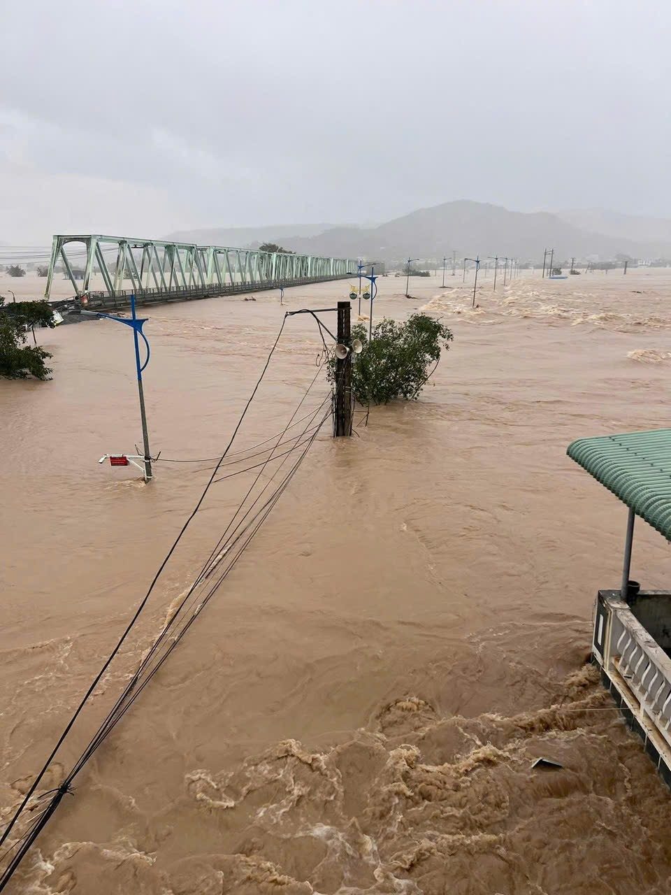 Tinh trang mua lu lam ngap nang nhieu khu vuc o Nha Trang - Cam Ranh. Anh: Chi nhanh VTDS Nha Trang