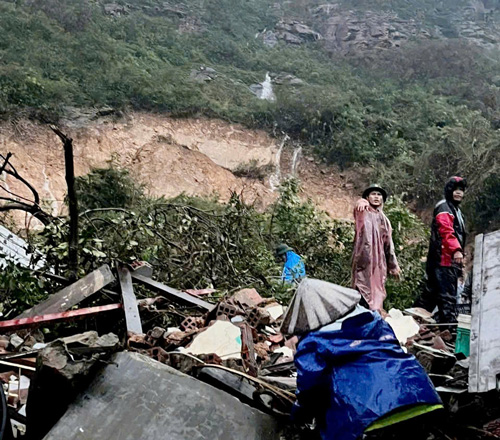 Cac ngon nui gan khu dan cu nguy co sat lo cao. Anh: Hoai Luan 