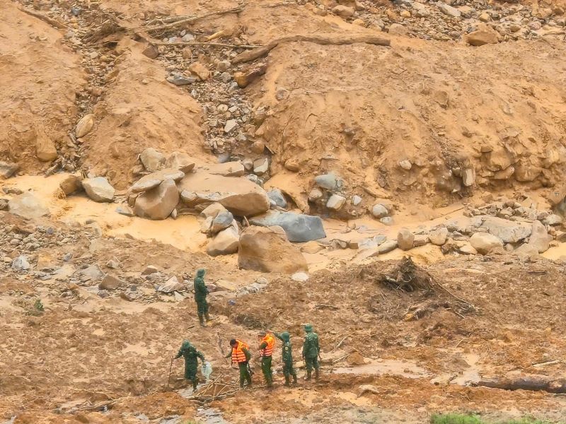 Lien tiep 2 tieng no o xa Hung Son. Anh: Parai