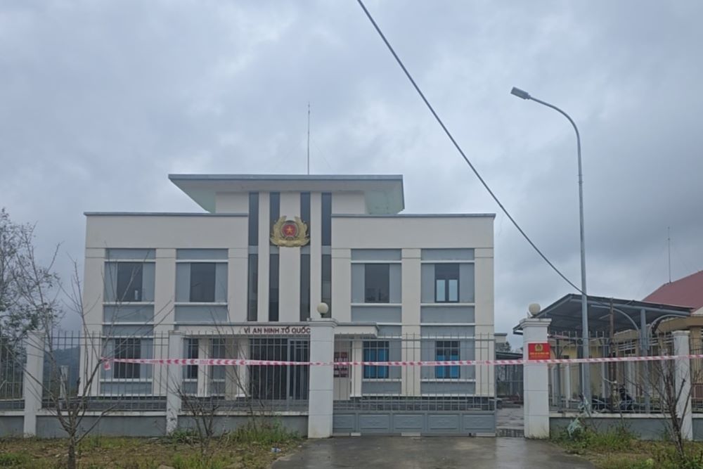 CAX Hung Son khan truong di doi toan bo can bo, chien si (CBCS), trang thiet bi, may moc va tai san ra khoi co so 2. Anh: CAX