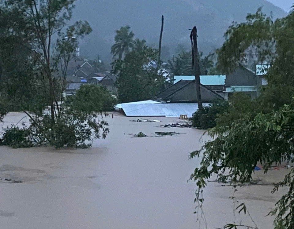 Dak Lak省の多くの地域で洪水による浸水。写真:警察提供