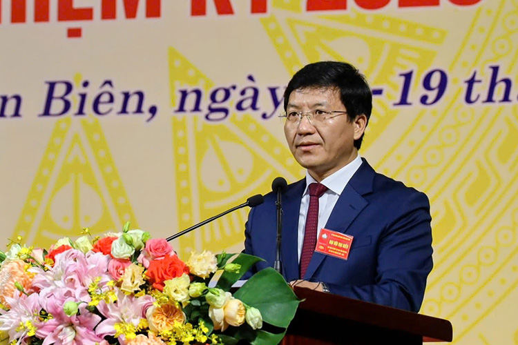 El Sr. Mua A Vang - Miembro Disuelto del Comite Central del Partido Presidente del Comite del Frente de la Patria de Vietnam de la provincia de Dien Bien habla en el Congreso. Foto: Thanh Binh
