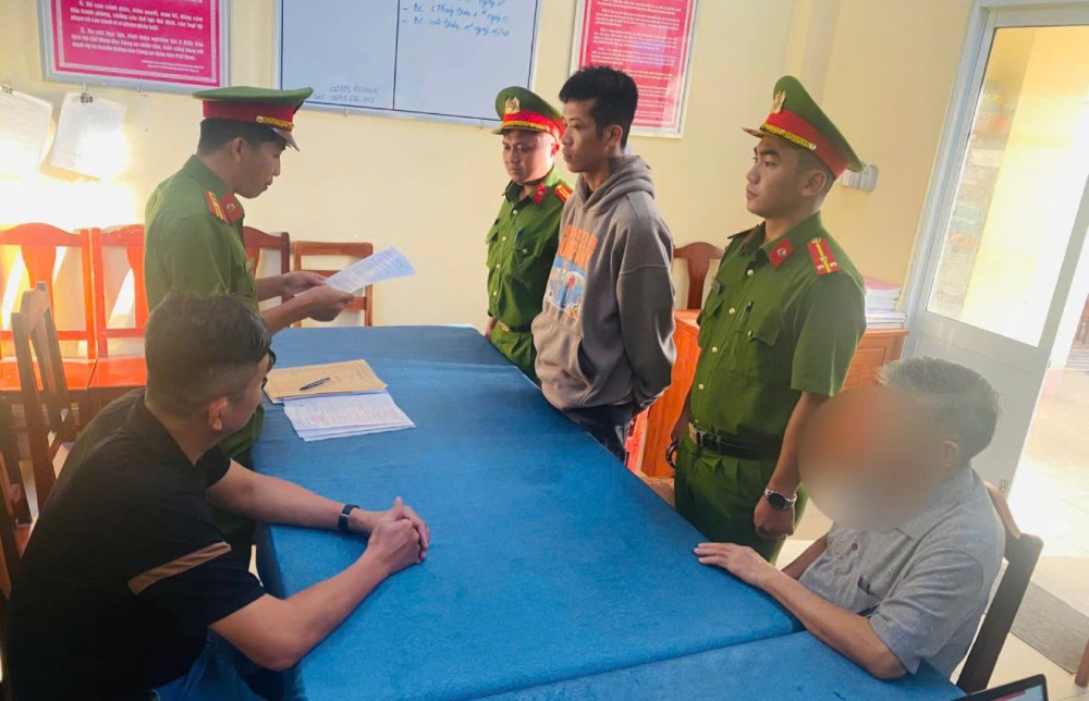 An đã sử dụng dao đâm nhiều nhát vào người K vì chuyện K đi tiểu trước cửa nhà cha mình. Ảnh: Công an cung cấp