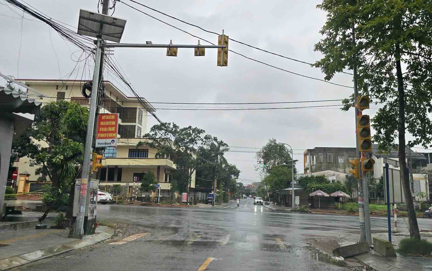 11월 19일 정오에 Nam Dong Ha 구역의 Hung Vuong과 교차하는 Truong Chinh 도로의 신호등이 기록되었습니다. 사진: Hung Tho