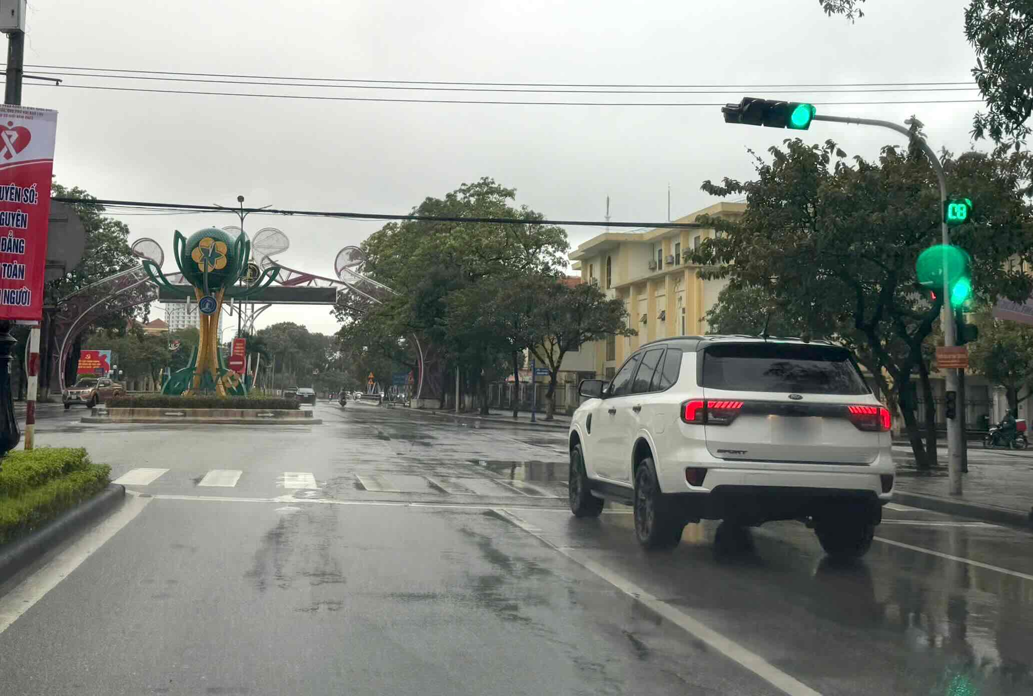 Den tin hieu o mot nga 4 tai phuong Dong Hoi. Anh: Cong Sang