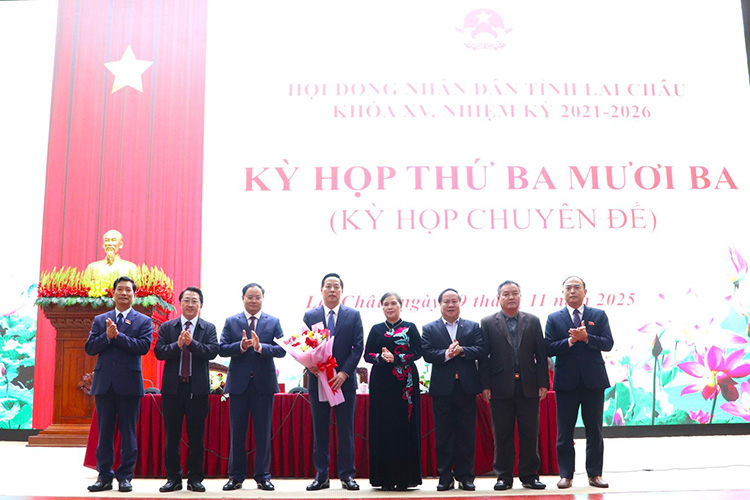Le Comite permanent du Comite provincial du Parti le Conseil populaire provincial offre des fleurs pour feliciter le nouveau president du Comite populaire provincial Ha Quang Trung. Photo : Comite populaire provincial de Lai Chau
