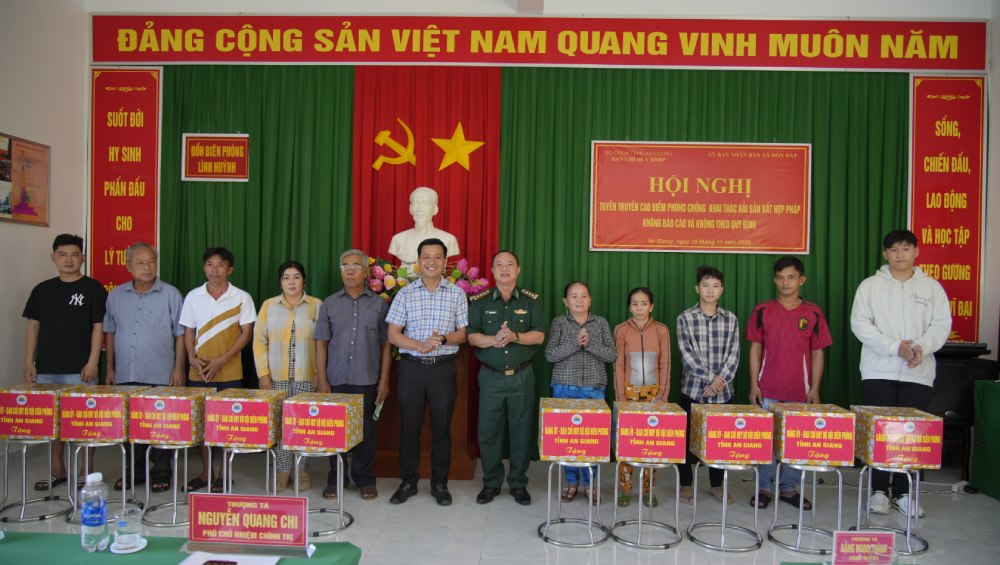Trao qua cho ba con ngu dan co hoan canh kho khan. Anh: Tien Vinh