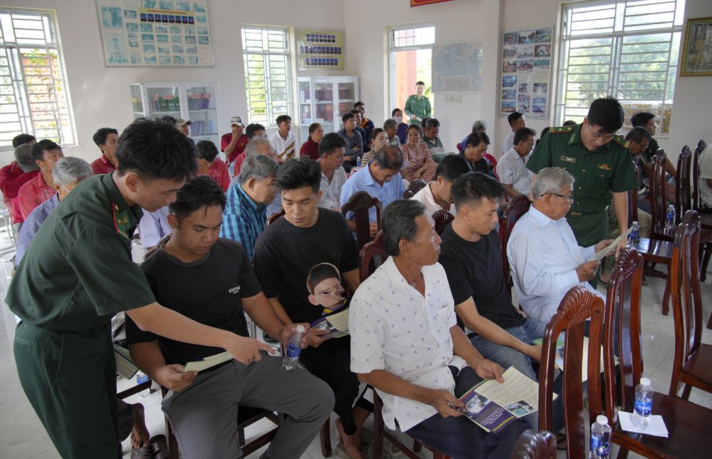 国境警備隊員が、Hon Datコミューンの住民にIUU採掘防止啓発チラシを配布。写真:ティエン・ヴィン