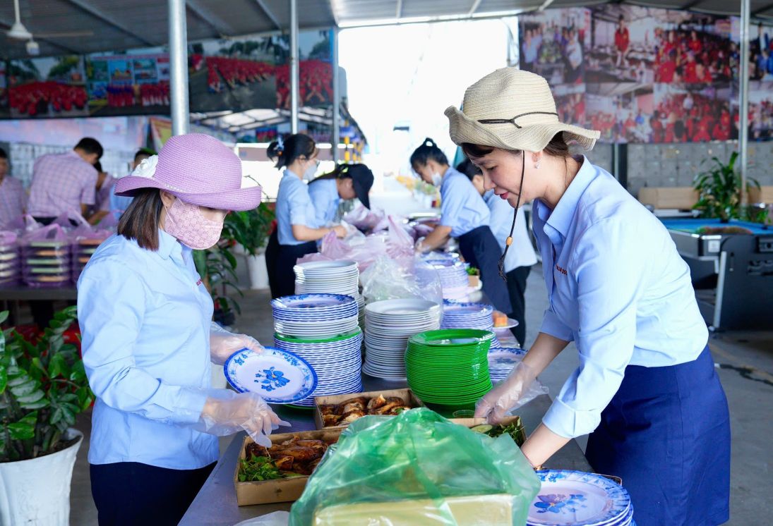 Can bo cong doan cung chuan bi bua an cho doan vien lao dong. Anh: Dinh Trong