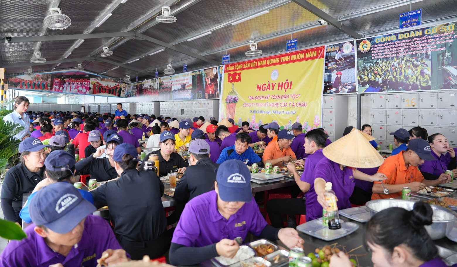 Bua com co hon 1.000 cong nhan lao dong. Anh: Dinh Trong