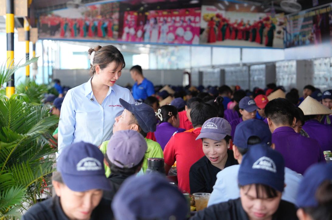 Nguoi lao dong quay quan ben nhau an bua com dai doan ket. Anh: Dinh Trong