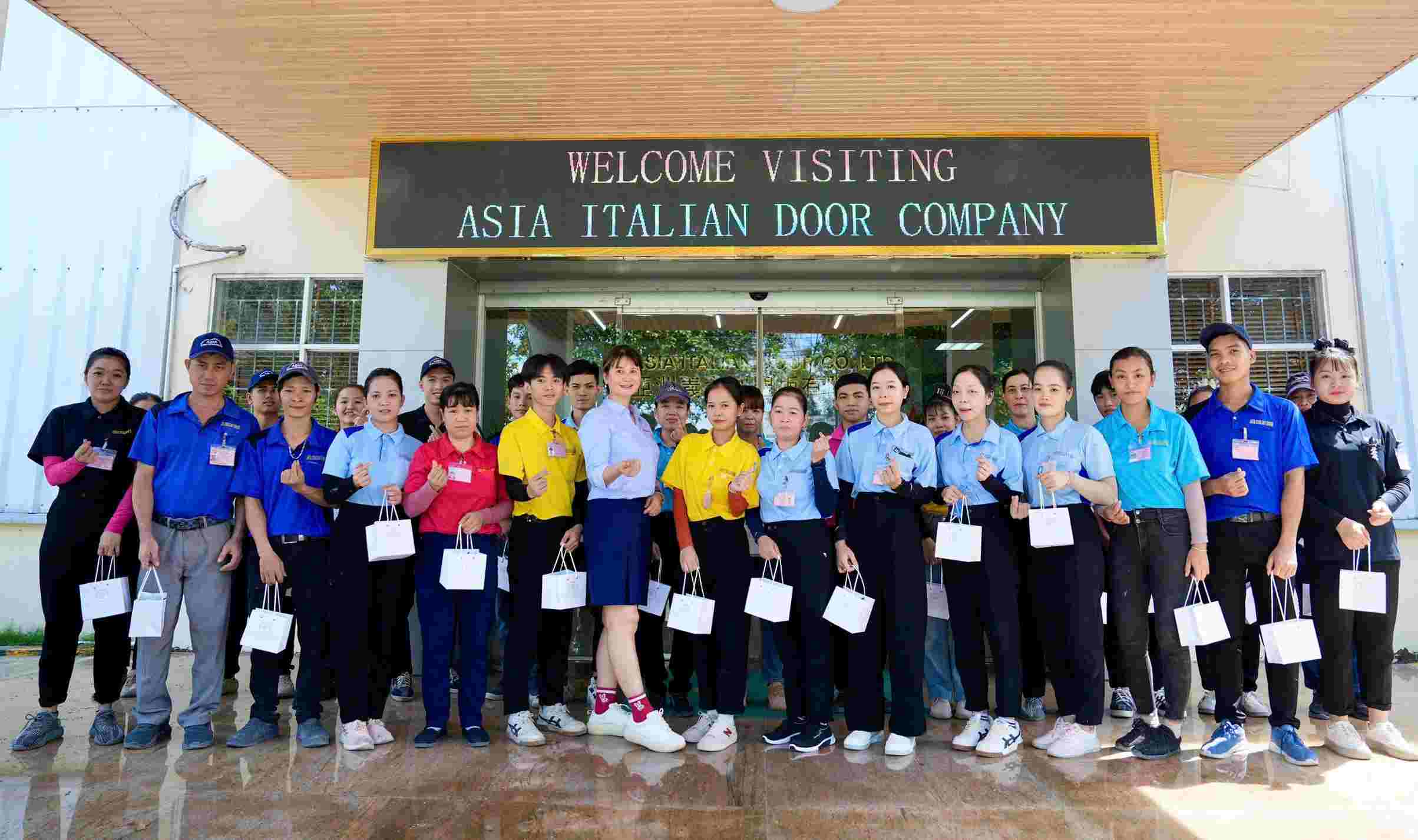 Dip nay, cong ty trao tang moi doan vien lao dong mot phan qua luu niem. Anh: Dinh Trong