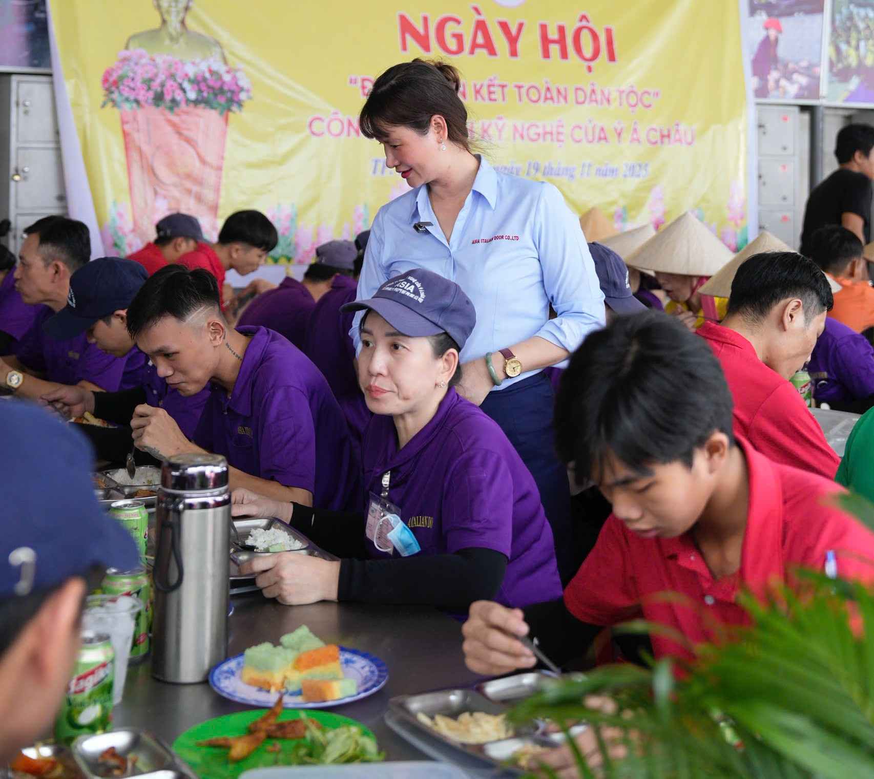 1 000人以上の労働者がいる企業での国民大団結の食事。写真:ディン・チョン