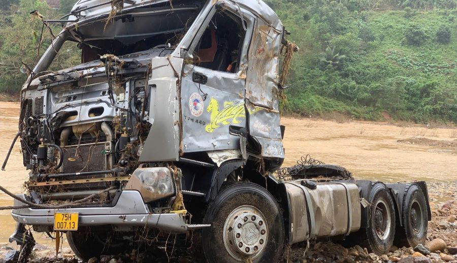 The tractor-trailer was severely damaged after being swept away by the flood. Photo: Han Nguyen