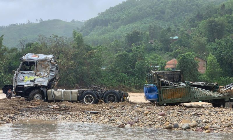 Chiec xe dau keo duoc truc vot sau khi bi lu cuon. Anh: Han Nguyen