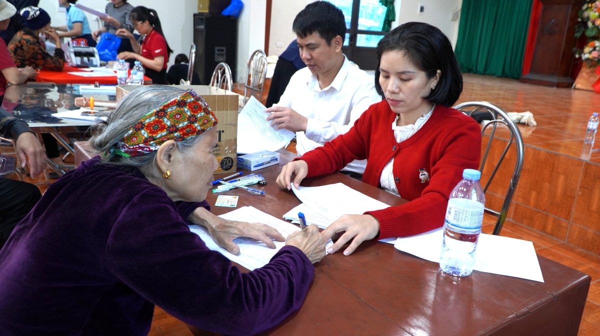 Nguoi dan nhan tien boi thuong, ho tro giai phong mat bang du an. Ảnh: Tu Ky 24h