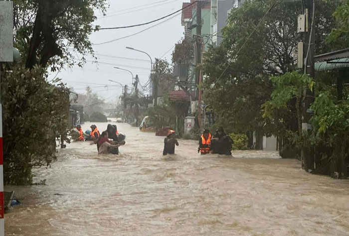 Nuoc chay thanh song giua pho phuong Quy Nhon. Anh: Cong an 