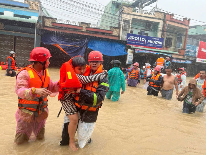 The authorities organized to rescue people during the flood. Photo: Police