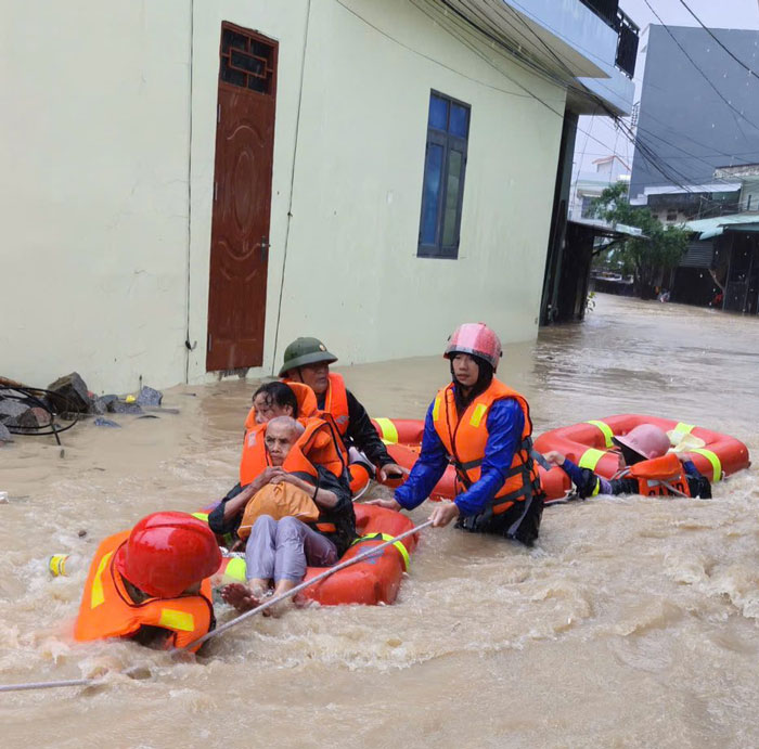 Cuu cu gia giua dong nuoc xiet, dua den noi an toan. Anh: Cong an