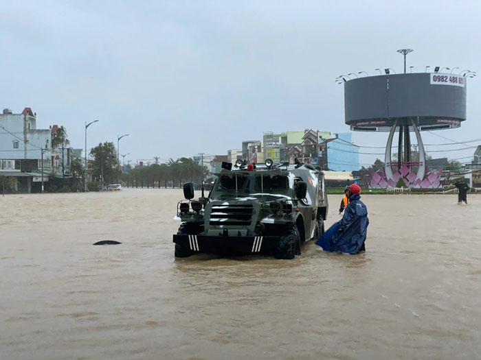 Huy dong xe dac chung di cuu nan. Anh: Cong an