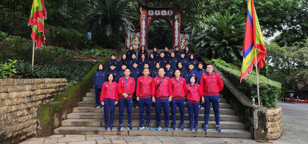 Toan doi chup anh luu niem tai Den Hung. Anh: VFF