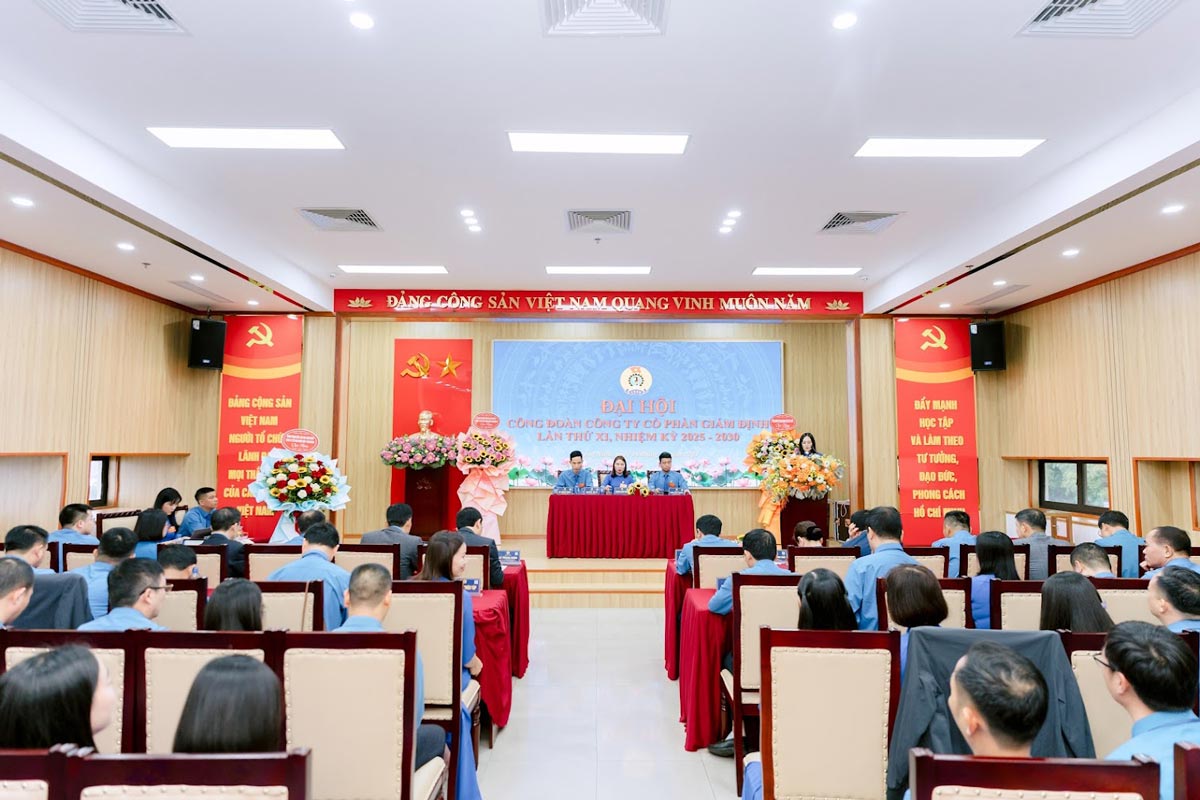 Quang canh dai hoi. Anh: Cong doan TKV