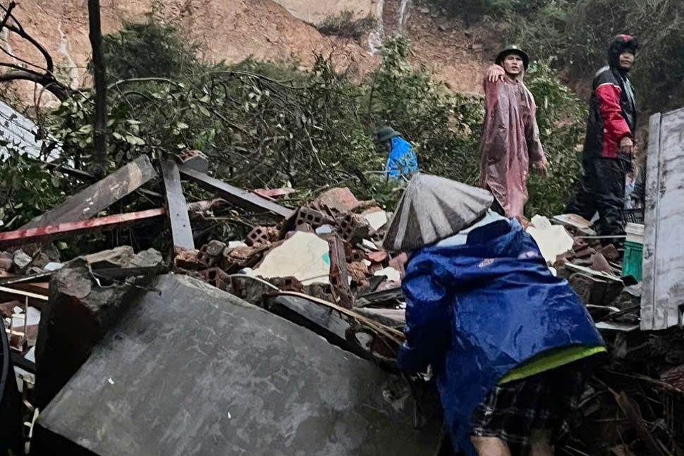 The authorities of Quy Nhon ward (Gia Lai) have found the body of the victim in the landslide that collapsed a house in Hai Minh fishing village. Photo: Hoai Phuong