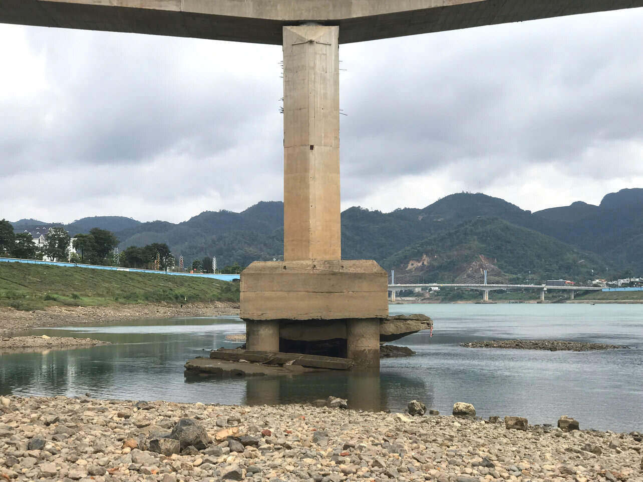 Nuoc song Da xuong thap, lo chan cau Hoa Binh. Anh: Yen San