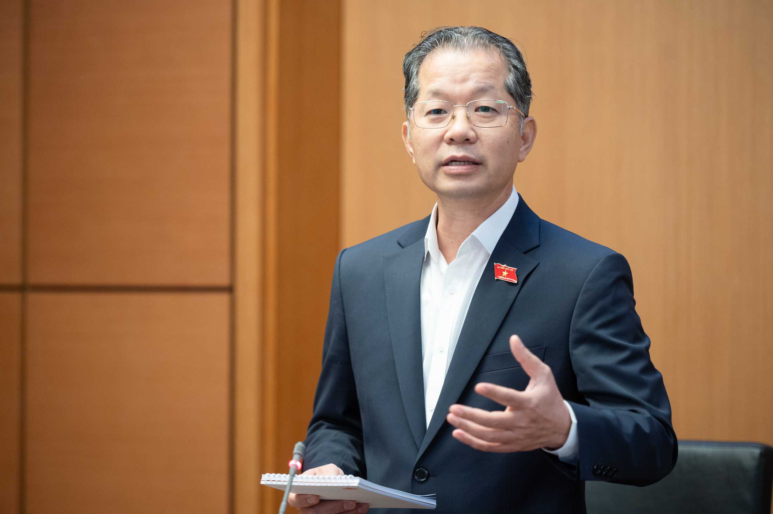 Delegate Nguyen Van Quang (National Assembly Delegation of Da Nang City) said that if people have not received the compensation plan for site clearance, how can they agree to the land recovery. Photo: Pham Thang