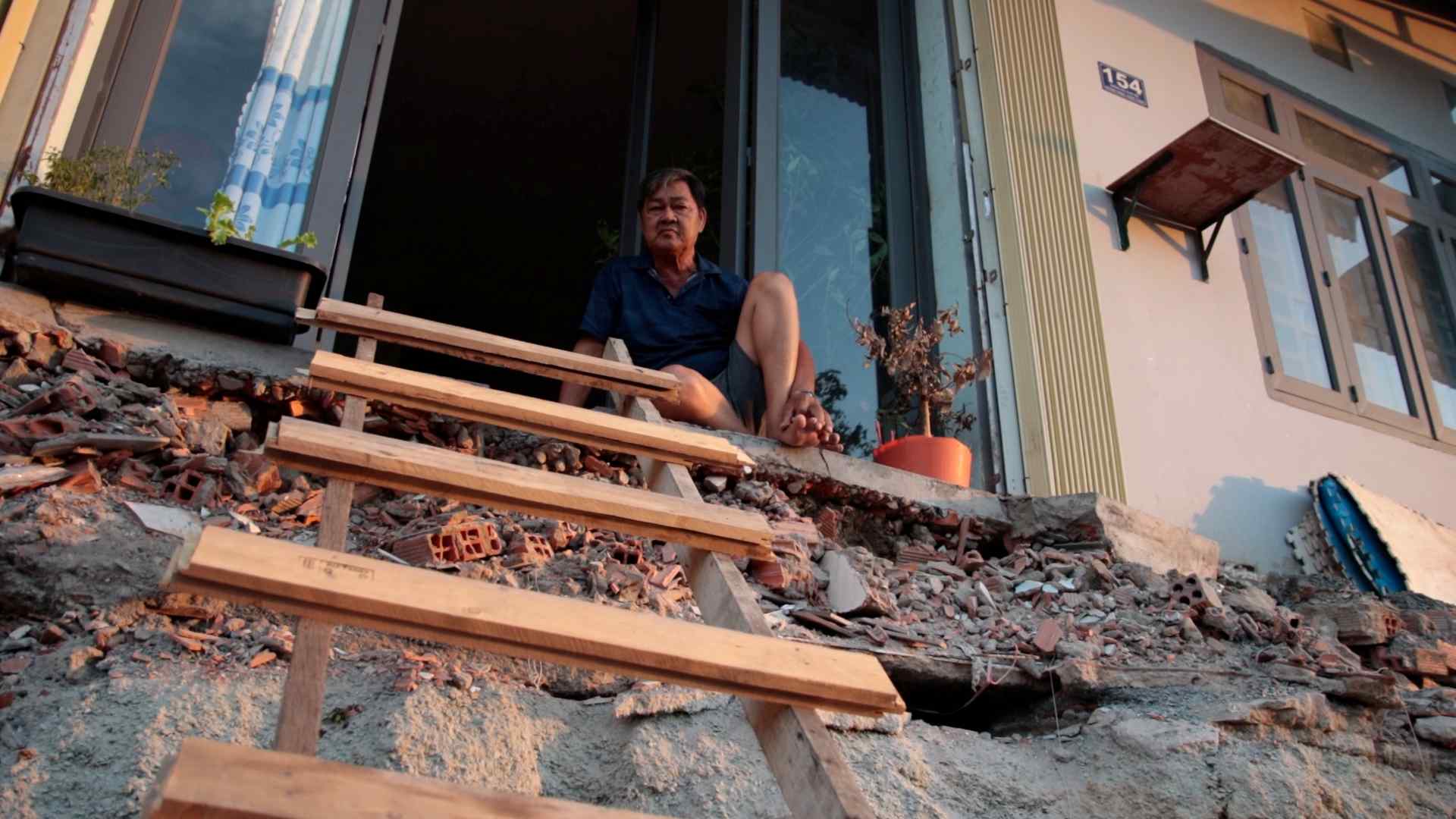 タンヴァン交差点を通過する環状3号線プロジェクトは工事が中断され、住民は階段を上り下りしなければなりません。