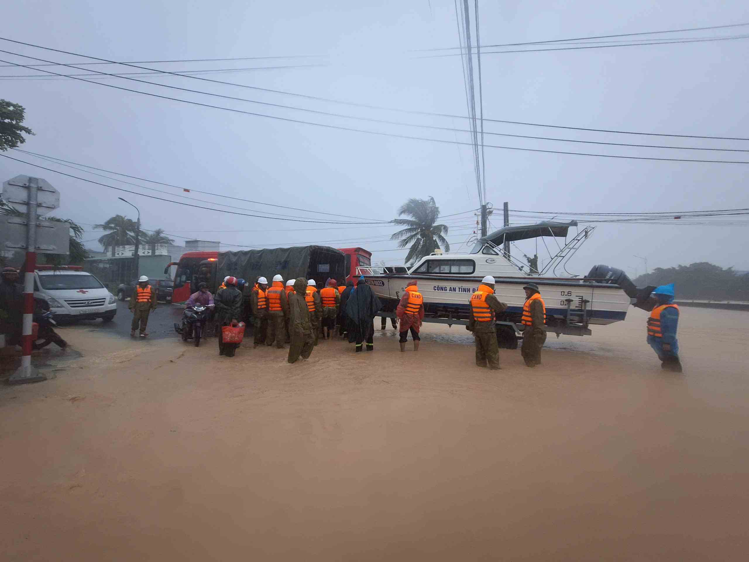 The authorities deployed rescue vehicles to rescue people in flooded areas of Dak Lak. Photo: Provided by the police