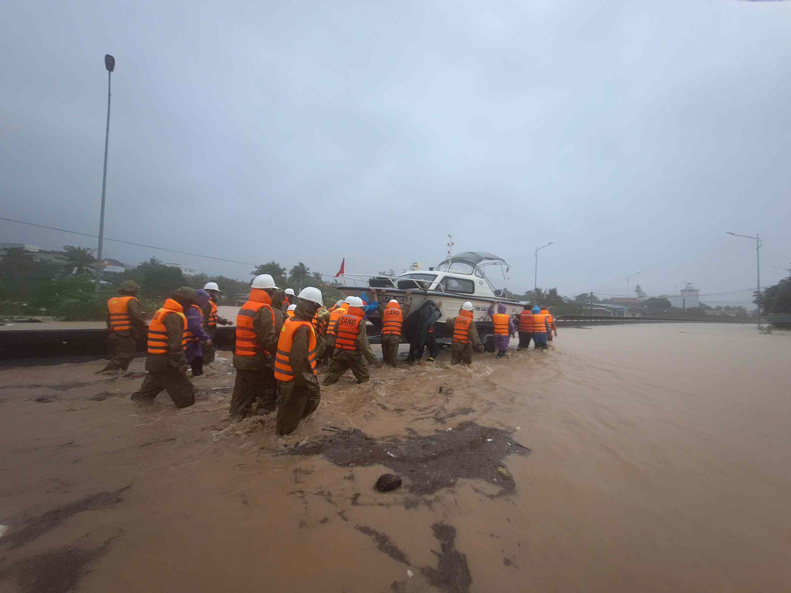Khu vuc phia Dong tinh Dak Lak dang chiu thiet hai nang do mua lu. Anh: Cong an cung cap